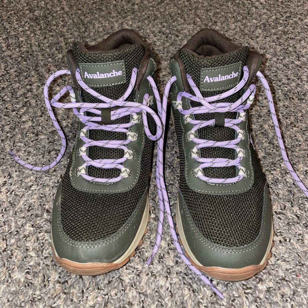NEW AVALANCHE HIKING BOOTS